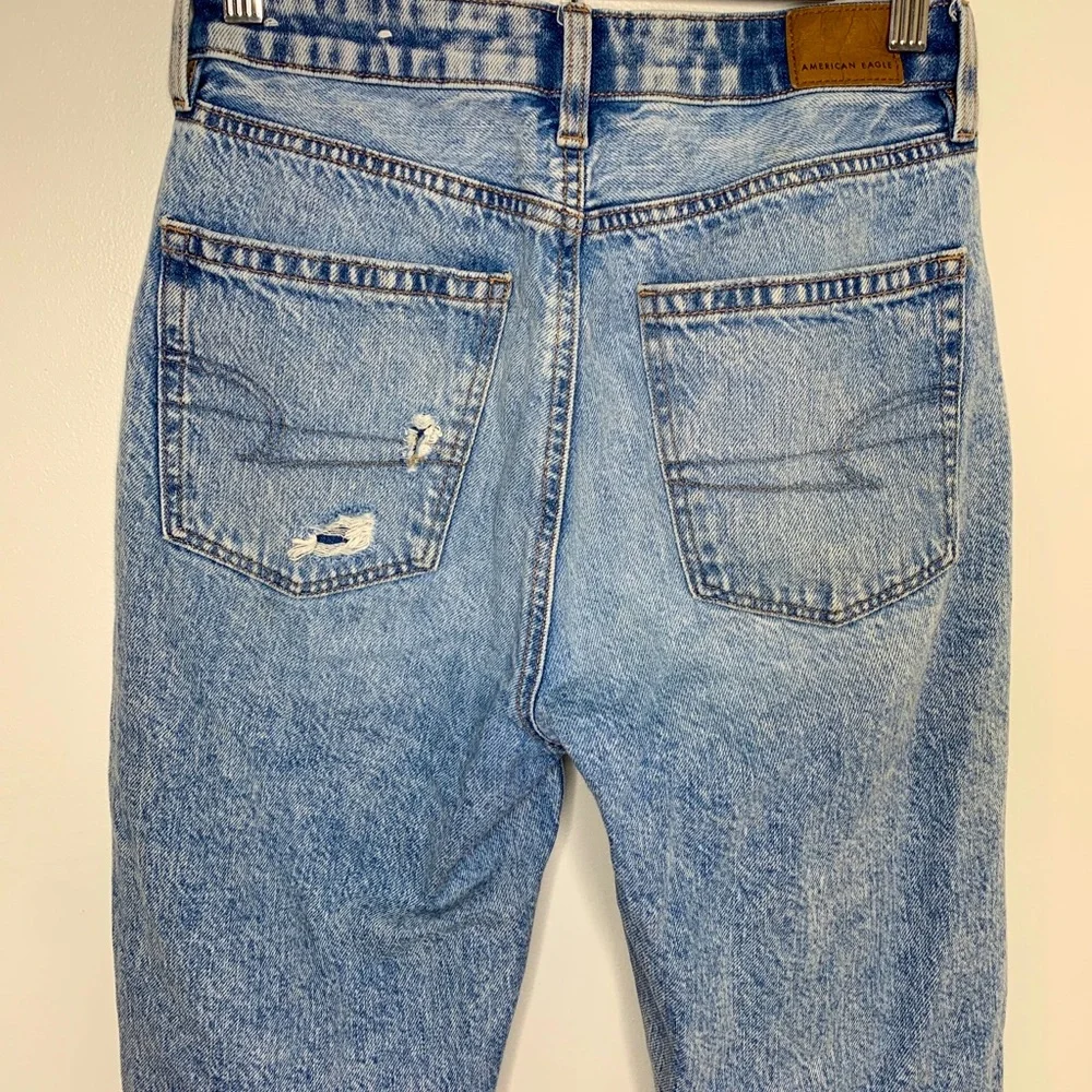 American Eagle Mom Straight Jean Destroyed Knee Size 4 Faded Wash
